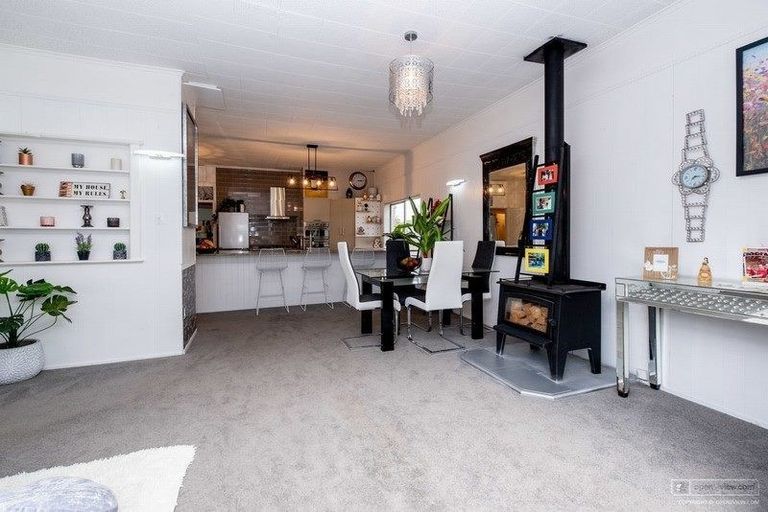 Photo of property in 18 Castle Street, Eltham, 4322