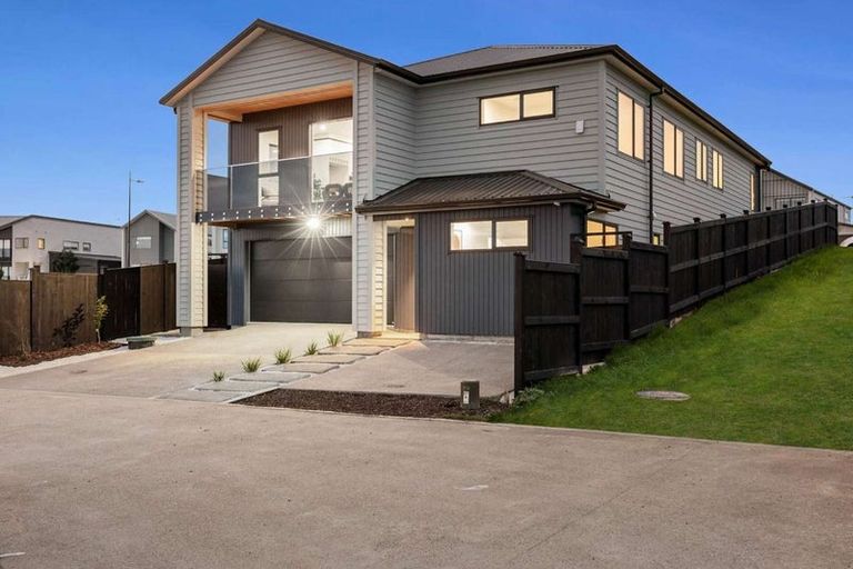 Photo of property in 32 Parkmore Drive, Rosehill, Papakura, 2113