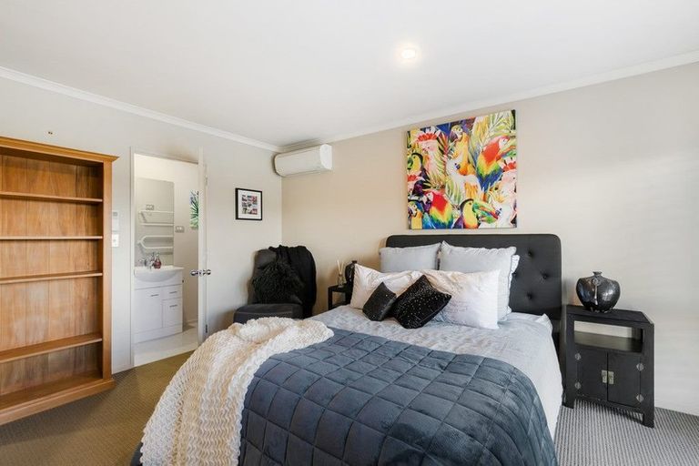 Photo of property in 2 Ellivani Rise, Pukekohe, 2120