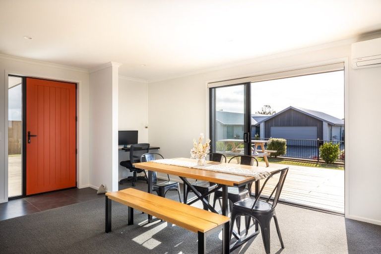 Photo of property in 3 Aheahea Way, Hurworth, New Plymouth, 4310