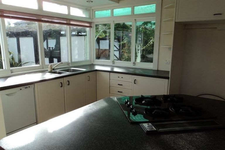 Photo of property in 11 Huka Road, Birkenhead, Auckland, 0626