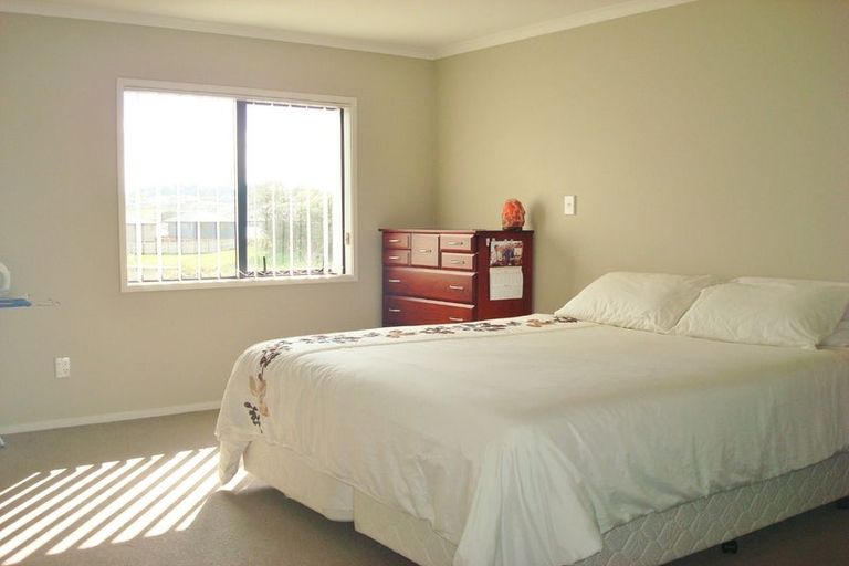 Photo of property in 3 Vicente Place, Oteha, Auckland, 0632