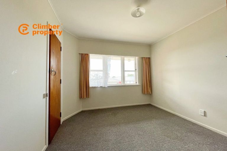 Photo of property in 2 Crystal Avenue, Glendene, Auckland, 0602