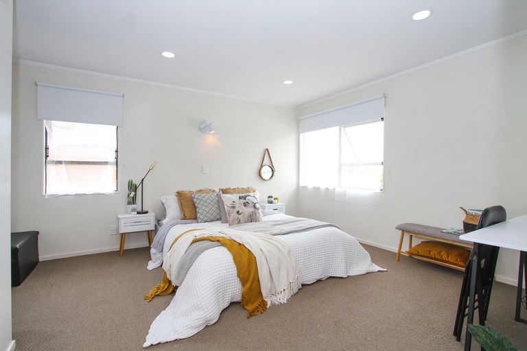 Photo of property in 1/27 Sovereign Place, Glenfield, Auckland, 0629