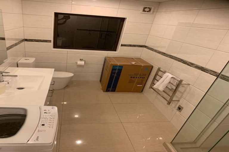 Photo of property in 21 Midhurst Avenue, Henderson, Auckland, 0612