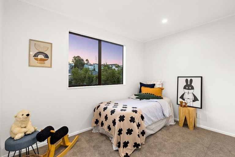 Photo of property in 11 Halloran Place, Massey, Auckland, 0614