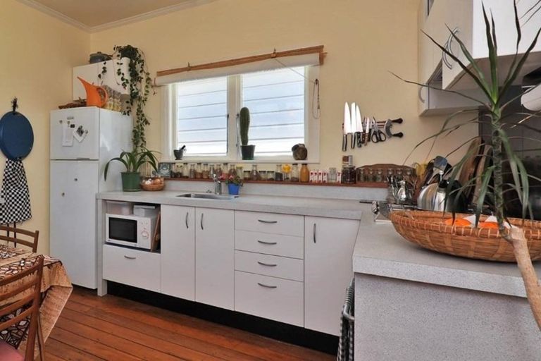 Photo of property in 36 Apu Crescent, Lyall Bay, Wellington, 6022