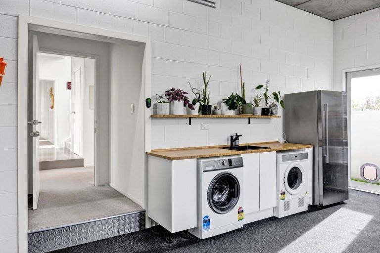 Photo of property in 2/5 Beach Street, Fitzroy, New Plymouth, 4312