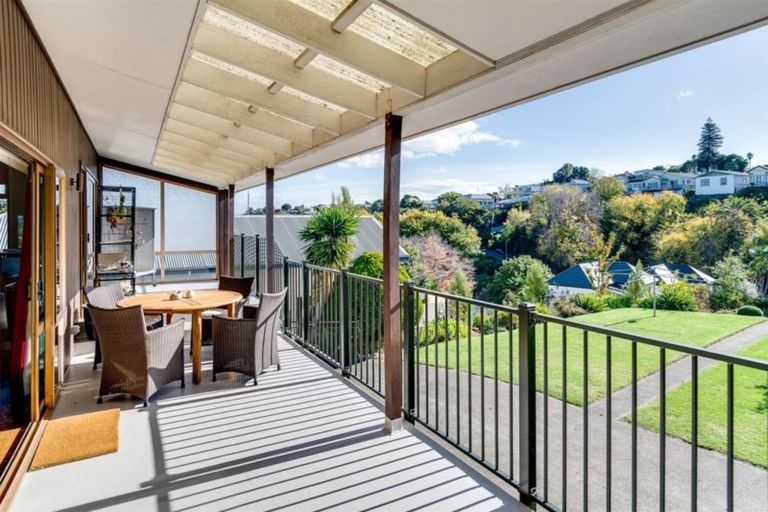 Photo of property in 2 Colenso Avenue, Hospital Hill, Napier, 4110