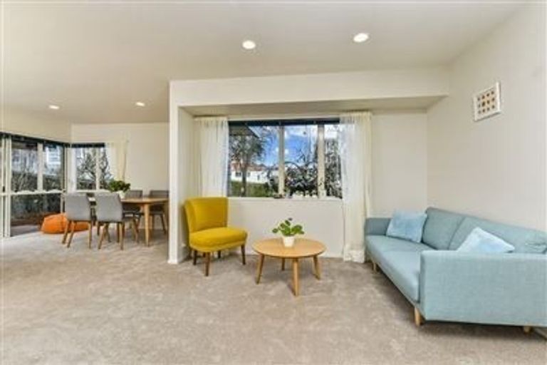 Photo of property in 2/26 Dallinghoe Crescent, Milford, Auckland, 0620