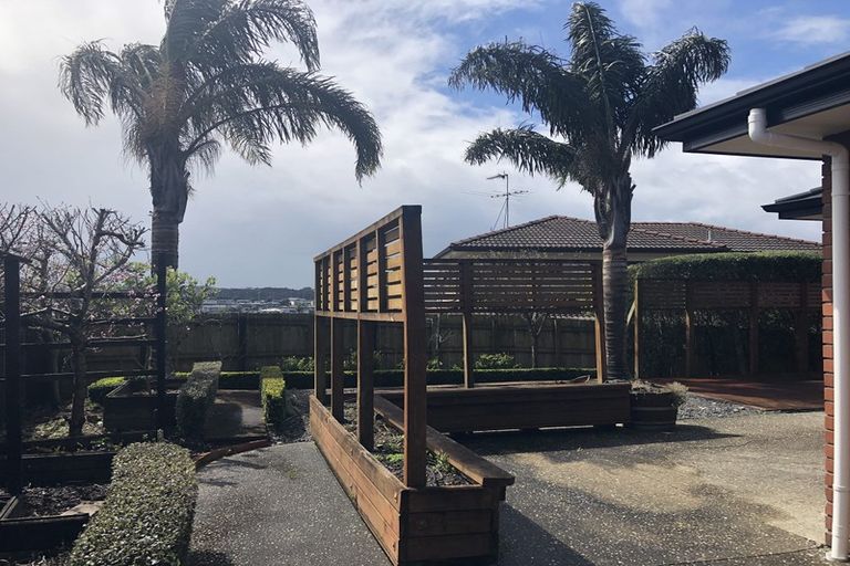 Photo of property in 17 Spoonbill Place, Unsworth Heights, Auckland, 0632