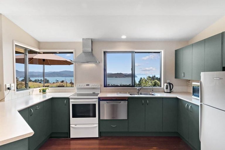 Photo of property in 140 Wattle Bay Road, Manukau Heads, Waiuku, 2684