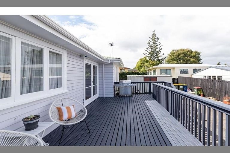 Photo of property in 23a Riserra Drive, Ranui, Auckland, 0612