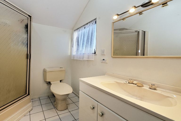 Photo of property in 11a Avonleigh Road, Green Bay, Auckland, 0604