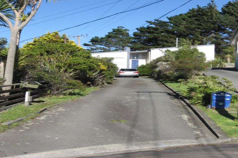 Photo of property in 37 Spenmoor Street, Newlands, Wellington, 6037