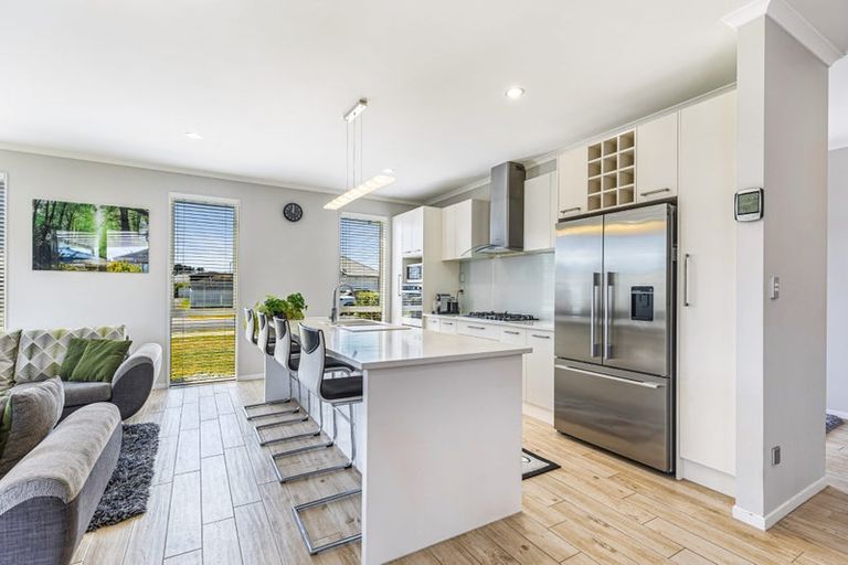 Photo of property in 17 Larmer Drive, Kumeu, 0810