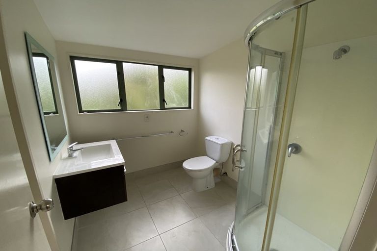 Photo of property in 17 Barker Rise, Northcross, Auckland, 0632