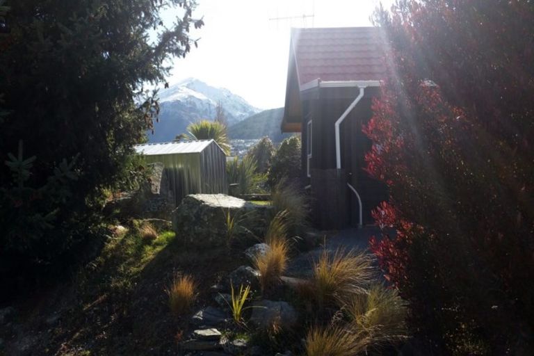 Photo of property in 2 Cypress Court, Kelvin Heights, Queenstown, 9300
