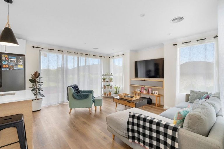 Photo of property in 6 Albizia Grove, Waikanae, 5036