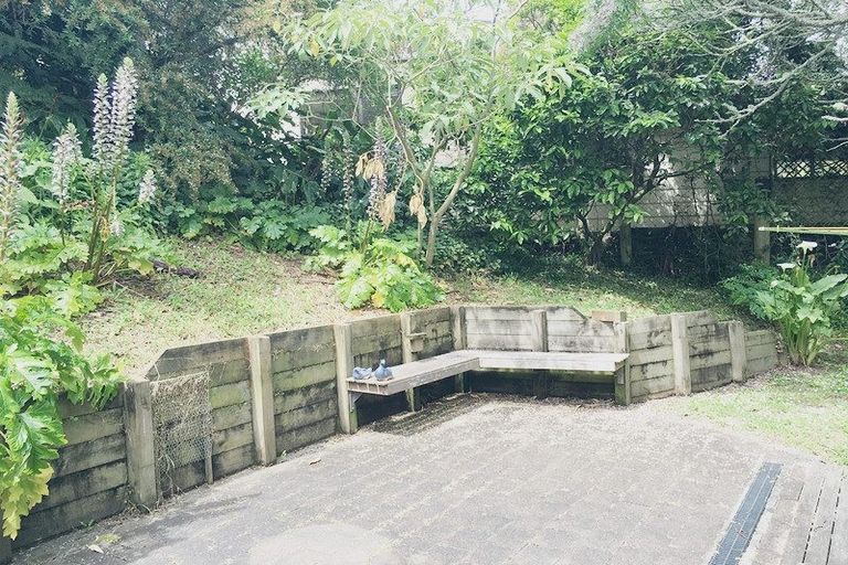 Photo of property in 28 Barker Rise, Northcross, Auckland, 0632