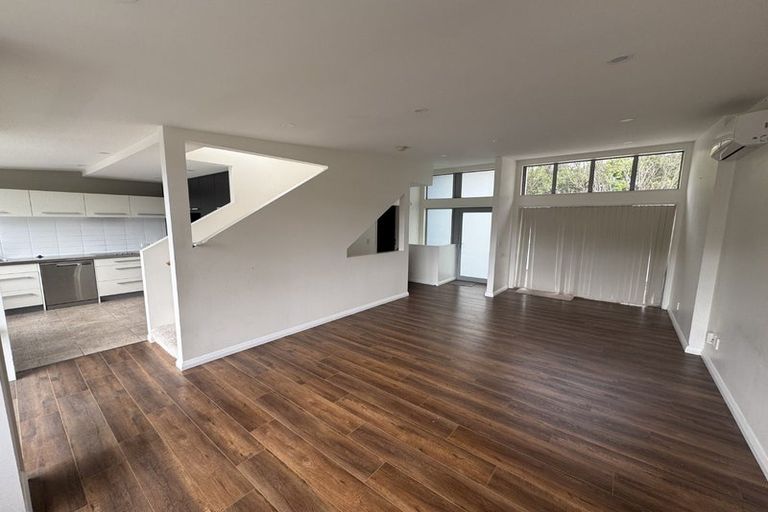 Photo of property in 22 Tiketike Way, Brooklyn, Wellington, 6021