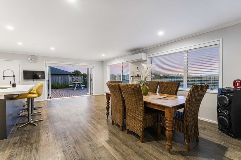 Photo of property in 10 Grenache Way, Kumeu, 0810