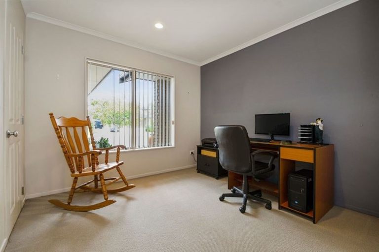 Photo of property in 4 Beverage Place, Rosehill, Papakura, 2113