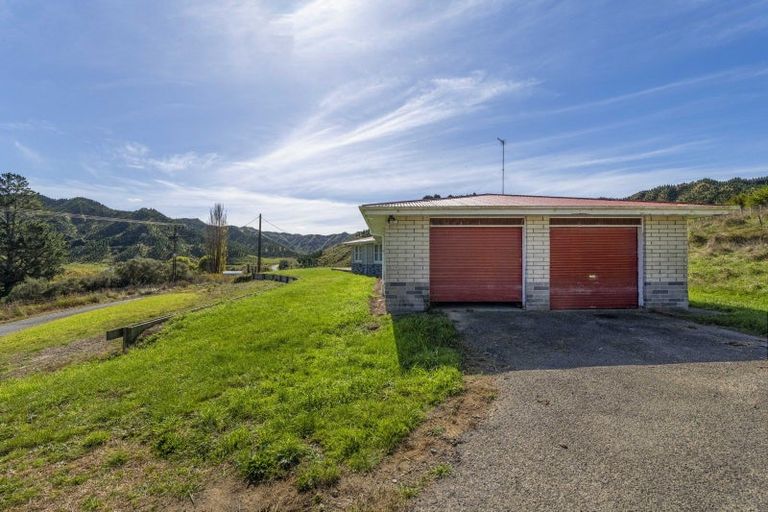 Photo of property in 2560 Rawhitiroa Road, Matemateaonga, Eltham, 4399