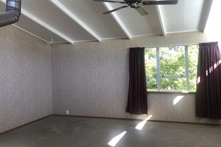 Photo of property in 37 Takapu Street, Henderson, Auckland, 0612