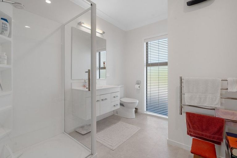 Photo of property in 10 Birdie Way, Martinborough, 5711