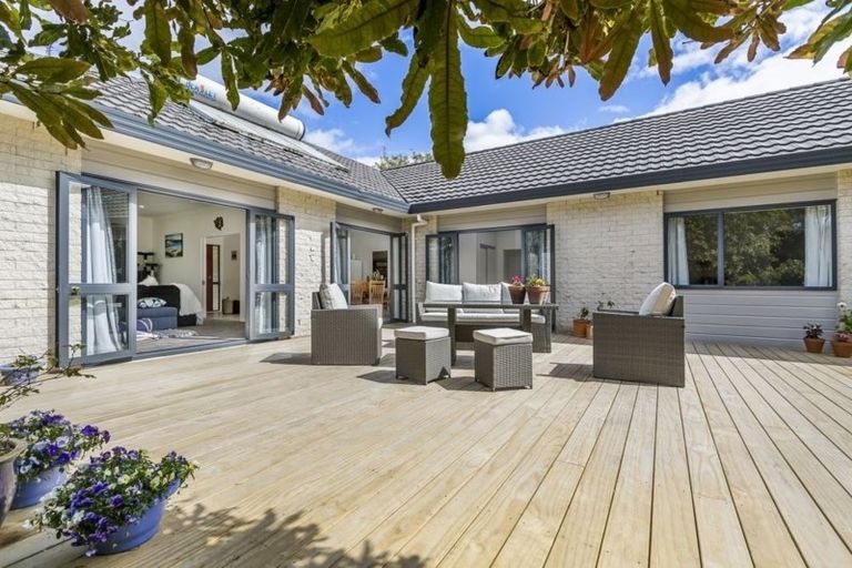 Photo of property in 19 Ngarahana Avenue, Paremoremo, Auckland, 0632