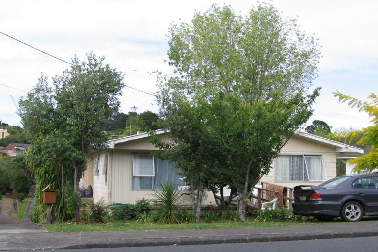 Photo of property in 124 Godley Road, Green Bay, Auckland, 0604