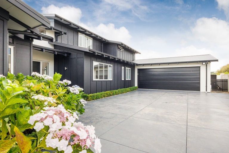 Photo of property in 5 Fairway Grove, Hokowhitu, Palmerston North, 4410