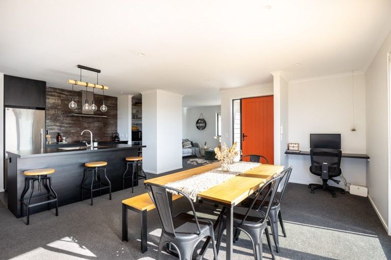 Photo of property in 3 Aheahea Way, Hurworth, New Plymouth, 4310