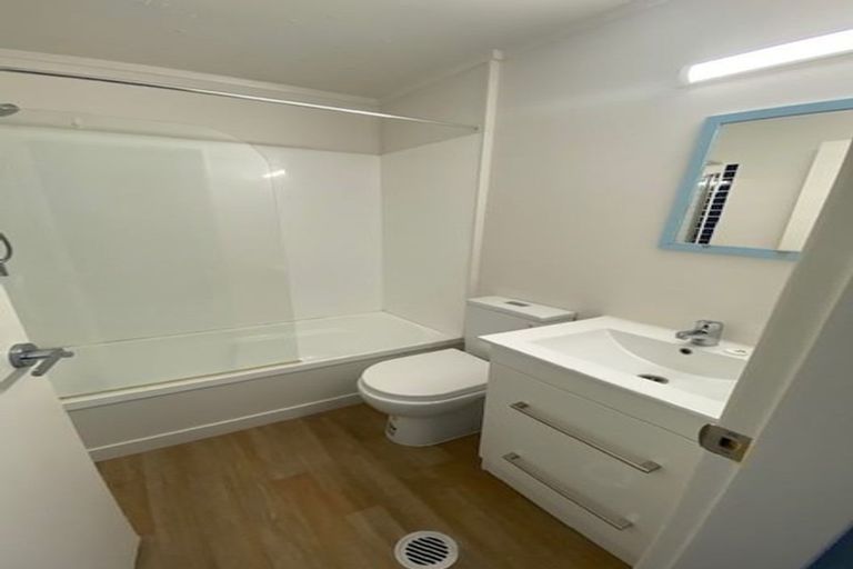 Photo of property in 2/93a Kelburn Parade, Kelburn, Wellington, 6012