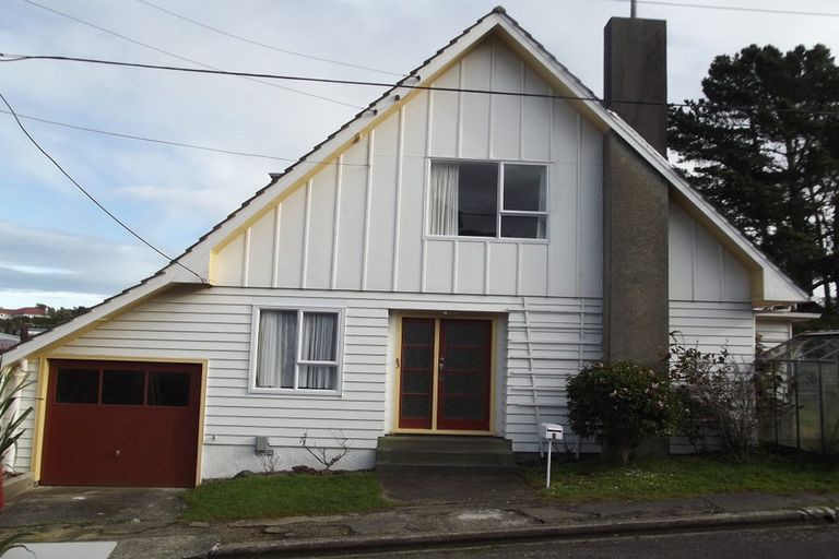 Photo of property in 3 Dunmail Way, Newlands, Wellington, 6037