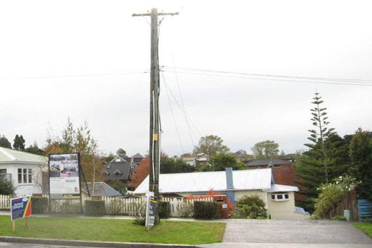 Photo of property in 36 Selwyn Road, Cockle Bay, Auckland, 2014