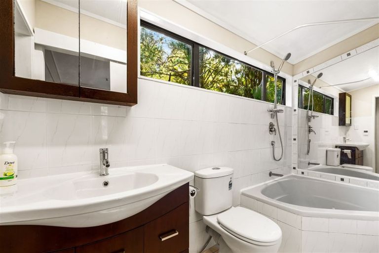 Photo of property in 560 Scenic Drive, Waiatarua, Auckland, 0612