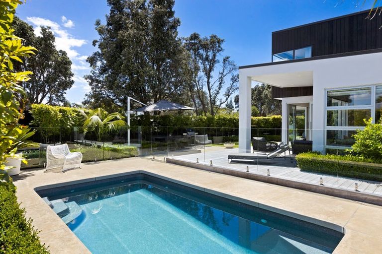 Photo of property in 52 Walton Street, Red Beach, 0932