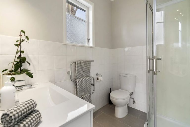 Photo of property in 2/22 Roseberry Avenue, Birkenhead, Auckland, 0626