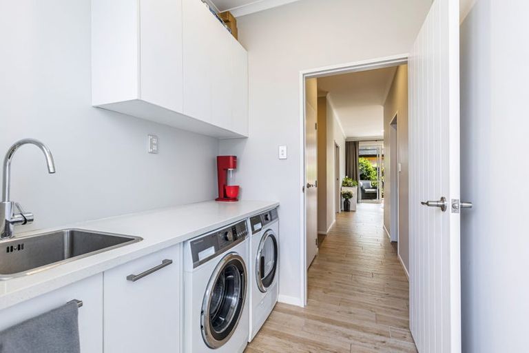 Photo of property in 17 Larmer Drive, Kumeu, 0810