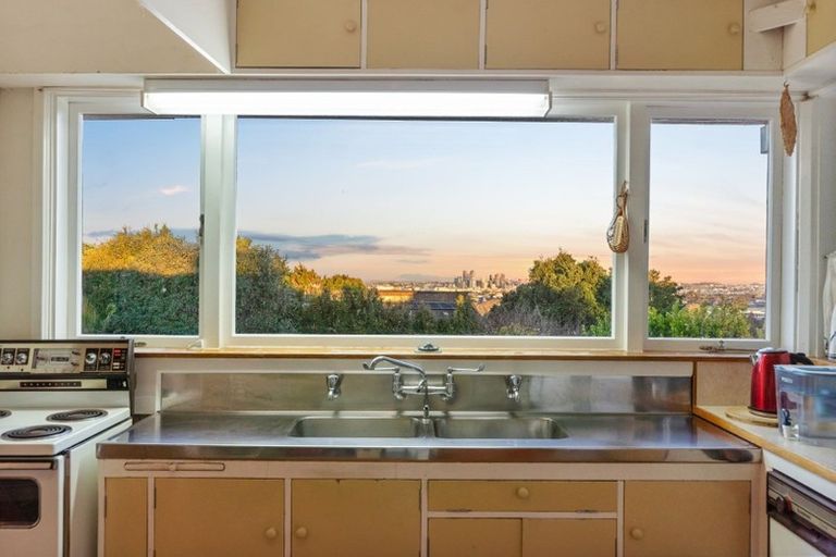 Photo of property in 83 Pupuke Road, Northcote, Auckland, 0627