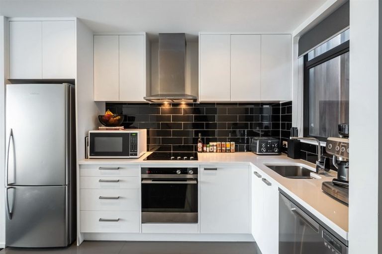 Photo of property in 4/15 Chivalry Road, Glenfield, Auckland, 0629