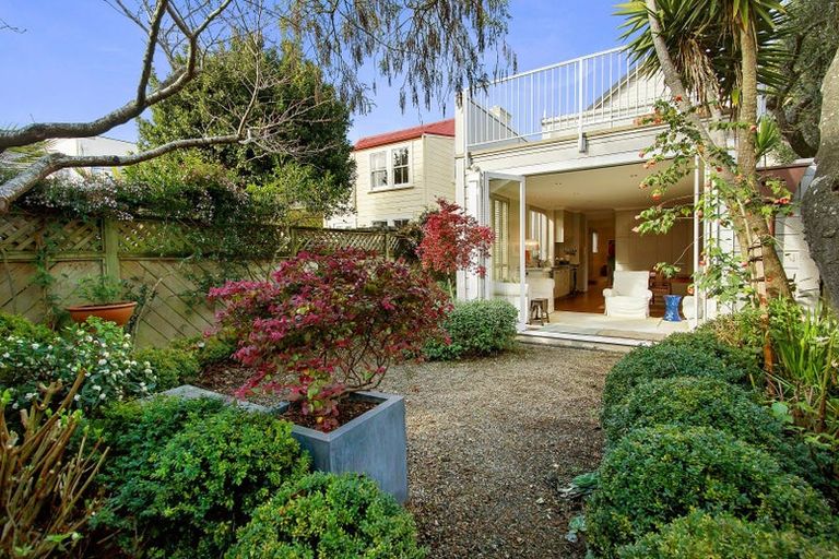 Photo of property in 27 Moir Street, Mount Victoria, Wellington, 6011