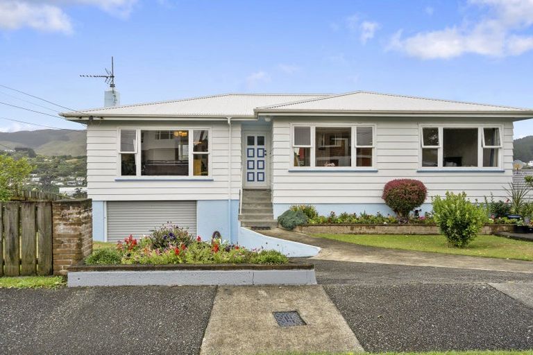 Photo of property in 40 Saint Johns Terrace, Tawa, Wellington, 5028