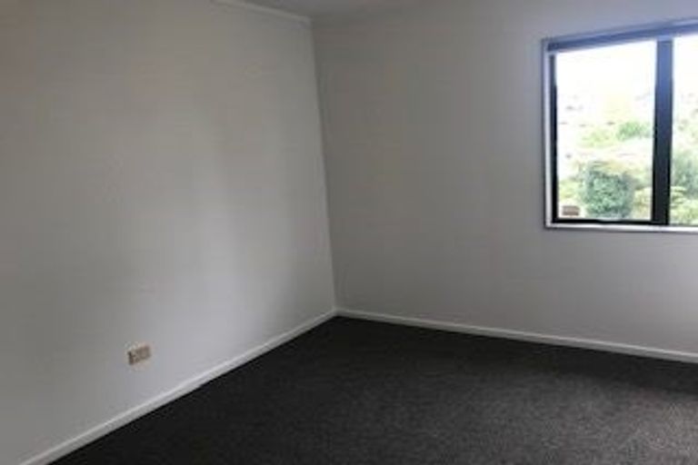 Photo of property in 3/128 Triangle Road, Massey, Auckland, 0614