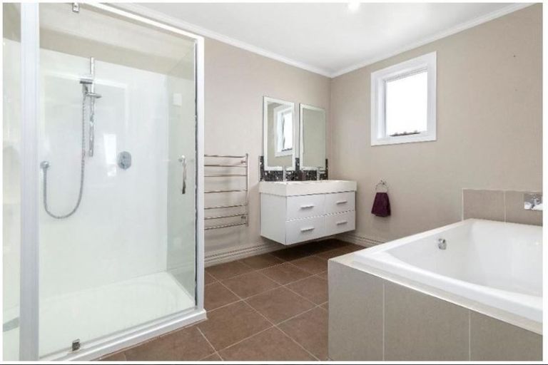 Photo of property in 2/150 Tirohanga Road, Tirohanga, Lower Hutt, 5010