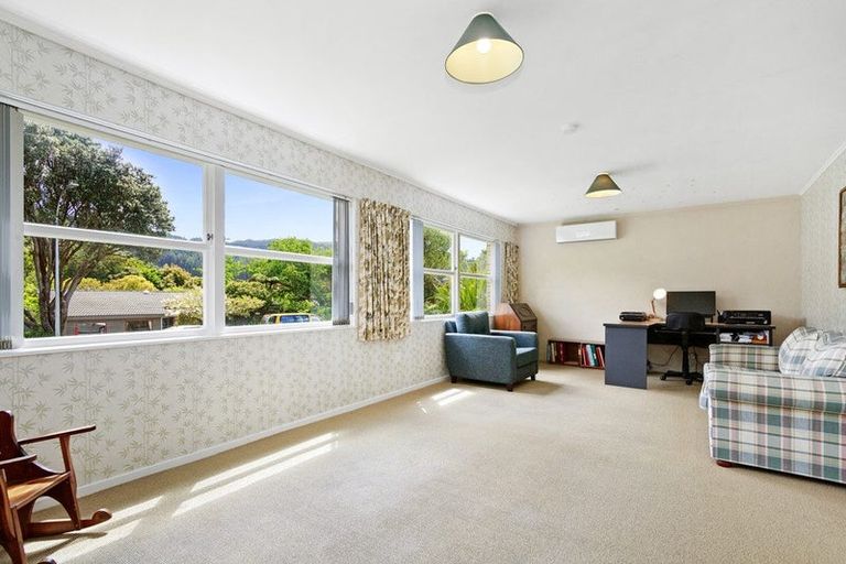 Photo of property in 8 Fitzwilliam Terrace, Tawa, Wellington, 5028