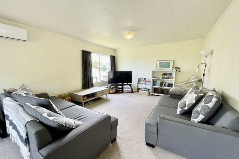 Photo of property in 2/15 Kirklow Place, Goodwood Heights, Auckland, 2105