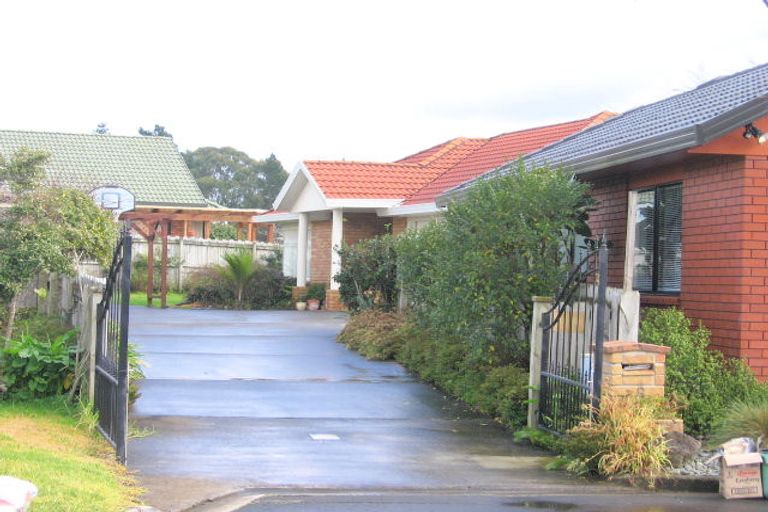 Photo of property in 8 Corfield Way, Burswood, Auckland, 2013